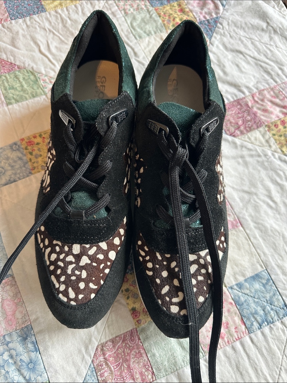 N—Geox Black & Dark Green Leopard-Pattern Lace-Up Sneakers - Picture 1 of 11